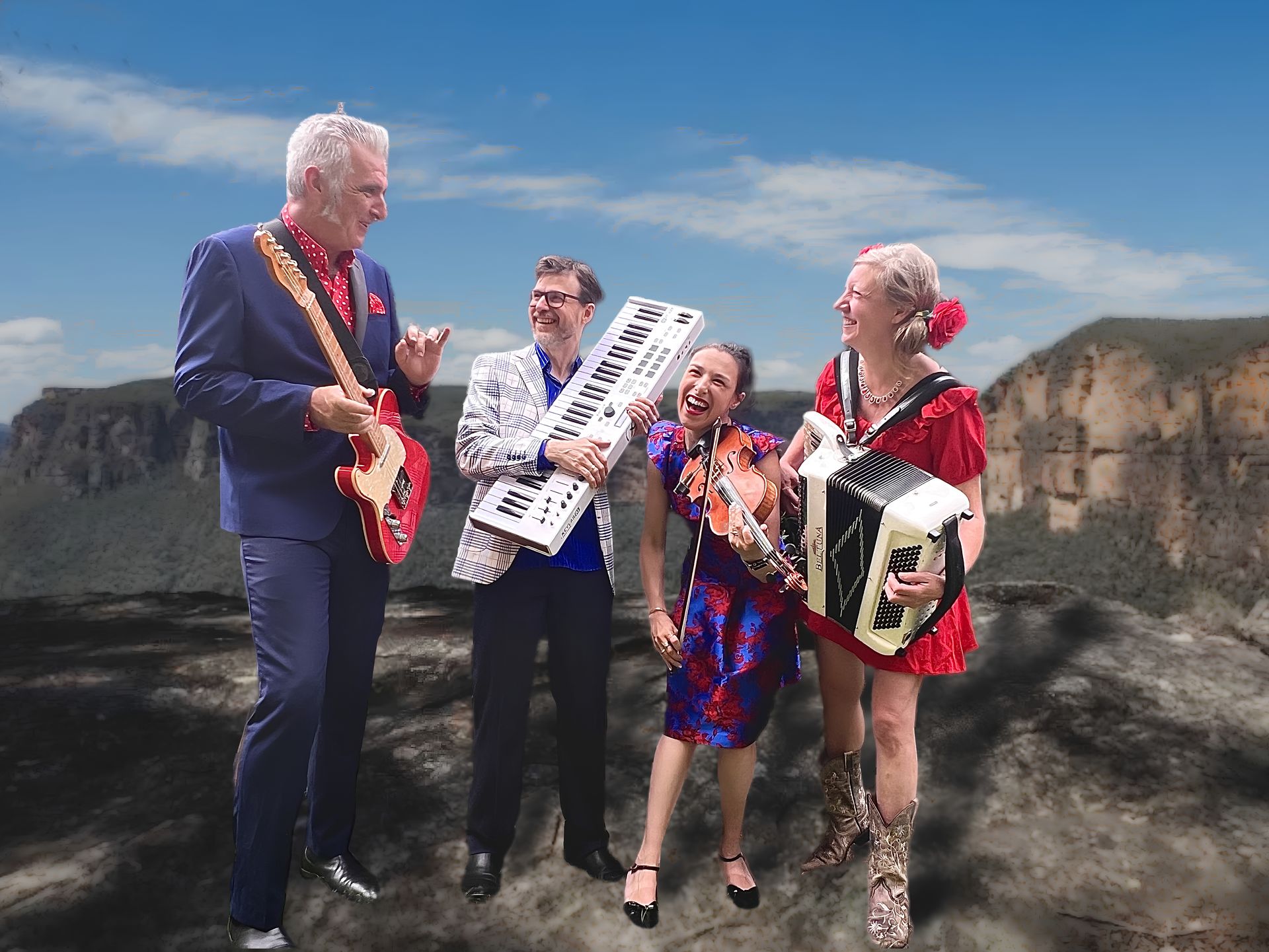 Vier Personen vor eine Canyon-Landschaft gefotoshopped. Von links nach rechts halten die Menschen: eine rote E-Gitarre, ein Keyboard, eine Geige und ein Akkordeon.